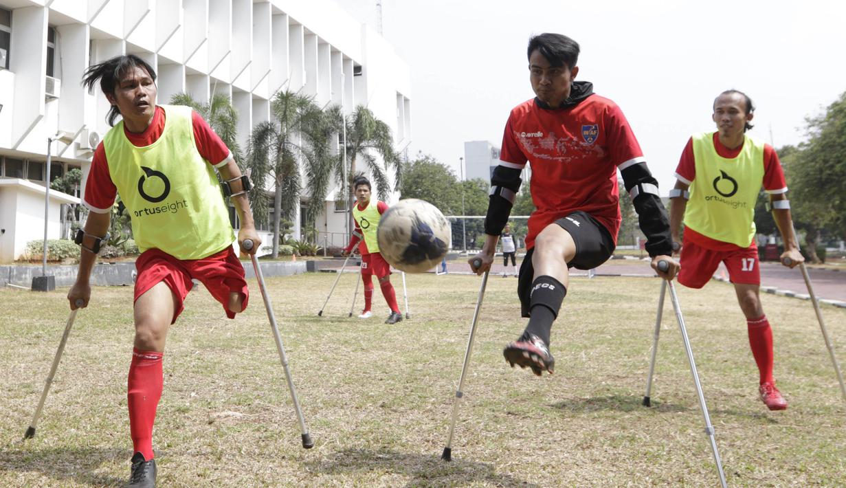 Tim Garuda INAF yang merupakan pesepak bola amputan berlatih di Lapangan R.S Suyoto, Jakarta, Sabtu (12/10). Kunjungan ini dilakukan untuk memberi dukungan kepada Tim Garuda INAF jelang Piala Asia Amputee Football 2020. (Bola.com/Vitalis Yogi Trisna)