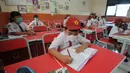 Siswa kelas III belajar dalam kelas saat simulasi Pembelajaran Tatap Muka Terbatas (PTMT) di SDN 03 Cinere, depok, Jawa Barat, Selasa (28/09/2021). Pemkot  Depok hari ini menyelenggarakan simulasi Pembelajaran Tatap Muka Terbatas (PTMT) dari jenjang TK sampai SMP Negeri. (merdeka.com/Arie Basuki)