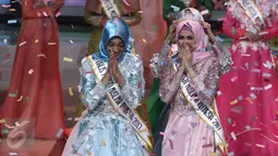 Finalis dari Jepara, Syifa Fatimah (kanan) bereaksi saat disematkan mahkota Puteri Muslimah Indonesia 2017 di Studio 6 Emtek City, Jakarta, Senin (9/5). Syifa Fatimah (19)dinobatkan sebagai juara Puteri Muslimah Indonesia. (Liputan6.com/Herman Zakharia)