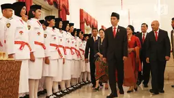 Presiden Jokowi didampingi Ibu Iriana dan sejumlah menteri saat tiba untuk mengukuhkan Pasukan Pengibar Bendera Pusaka (Paskibraka) Nasional 2017 di Istana Negara, Jakarta, Selasa (15/8). (Liputan6.com/Angga Yuniar)