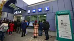 Warga mengantre di luar toilet umum pertama yang dilengkapi Wi-fi, mesin ATM hingga tempat pengisian energi untuk ponsel dan mobil listrik di Beijing, Kamis (19/11). Toilet ini juga akan dibuka di pinggiran kota Beijing dan kota lain.(CHINA OUT AFP PHOTO)
