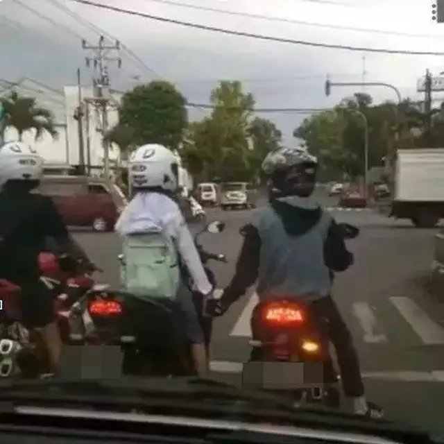 6 Potret Orang Pacaran Pegangan Tangan Ini Romantis Tapi Bikin Geli