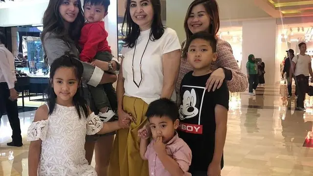 Hati Ibu Nia Ramadhani Hancur, Ini 6 Transformasi Kedekatan dari Kecil Hingga Kini