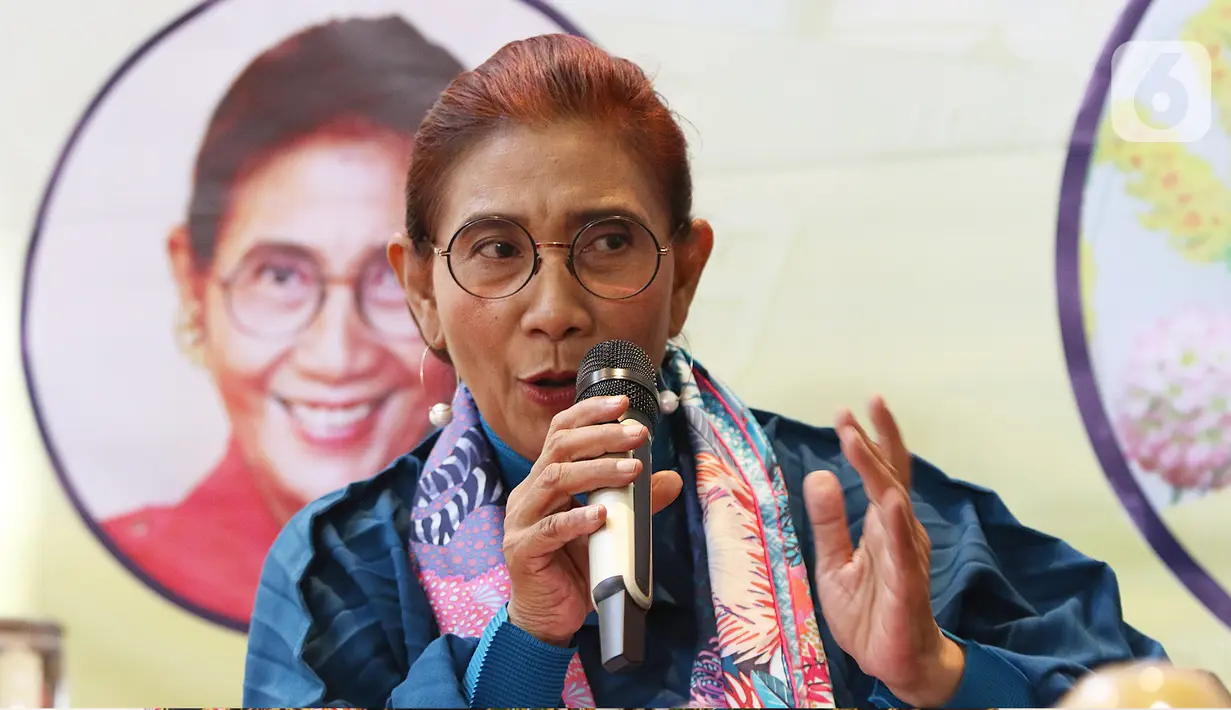 Mantan Menteri Kelautan dan Perikanan Susi Pudjiastuti saat acara diskusi "Ngopi Bareng Presiden PKS" di DPP PKS, Jakarta, Senin (20/1/2020). Diskusi ini mengangkat tema "Sengketa Natuna dan Kebijakan Kelautan". (Liputan6.com/Herman Zakharia)