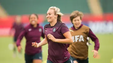 Pemain Inggris, Toni Duggan saat sesi latihan di Stadium Commonwealth, Edmonton, Kanada, Selasa (30/6/2015). Inggris akan menghadapi Jepang di semifinal Piala Dunia Wanita 2015. (AFP Photo/Geoff Robins)