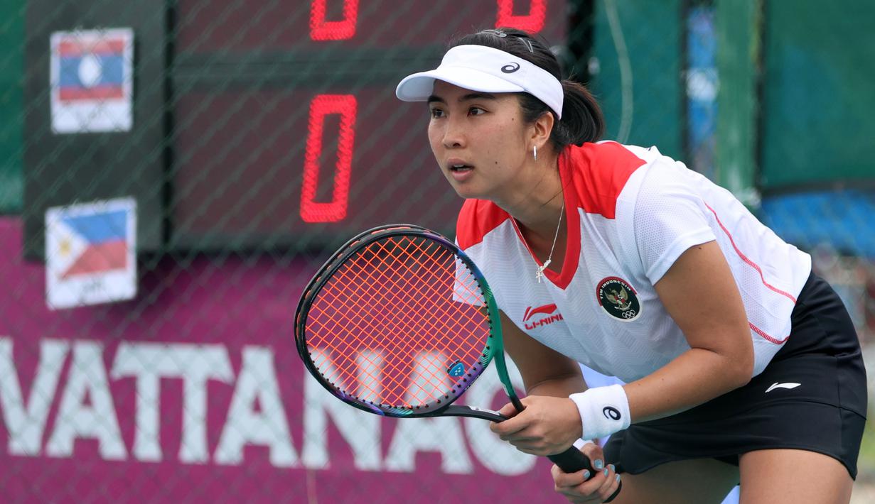 Petenis tunggal putri Indonesia, Aldila Sutjiadi saat tampil menghadapi Thailand pada laga final nomor beregu putri cabor tenis SEA Games 2023 di Morodok Techo Stadium, Phnom Penh, Kamboja, Selasa (9/5/2023). Total 4 emas, 2 perak dan 3 perunggu direbut Aldila Sutjiadi dkk membuat tim tenis Indonesia menjadi juara umum di SEA Games 2023. (Bola.com/Abdul Aziz)