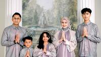 Potret Keluarga Artis Pakai Baju Koleksi Lebaran. (Sumber: Instagram/hengkykurniawan)