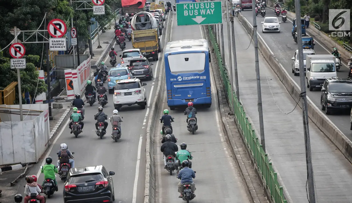 Sejumlah sepeda motor melintas di jalur Transjakarta di Jalan Galunggung, Jakarta, Kamis (7/2). Pelanggaran lalu lintas tersebut disebabkan kurangnya disiplin dan kepatuhan hukum dari pengguna jalan. (Liputan6.com/Faizal Fanani)