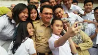Para siswa dan guru SMAN 30 Jakarta berebut selfie dengan Ahok. (Liputan6/Delvira Chaerani Hutabarat)