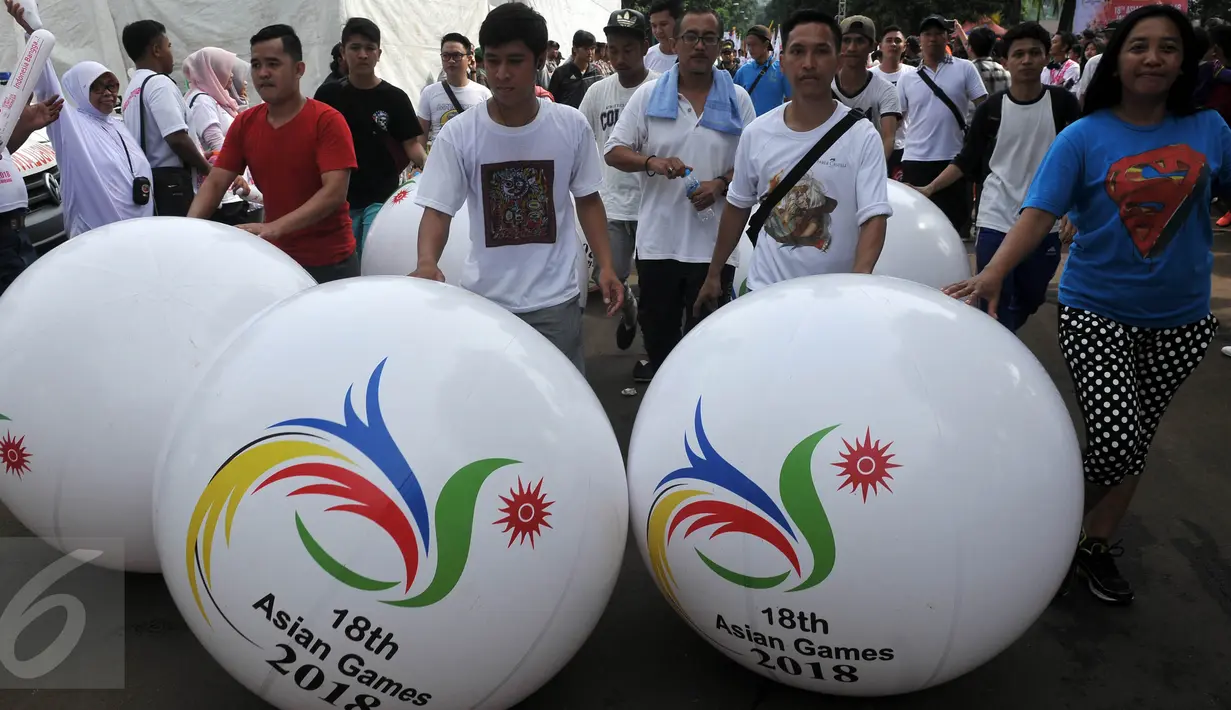 Peserta parade membawa balon bergambar Logo Asean Games 2018 Jakarta-Palembang saat peluncuran logo Asian Games 2018, Jakarta, Minggu (27/12/2015). Indonesia akan menjadi tuan rumah perhelatan Asian Games 2018 mendatang. (Liputan6.com/Johan Tallo)