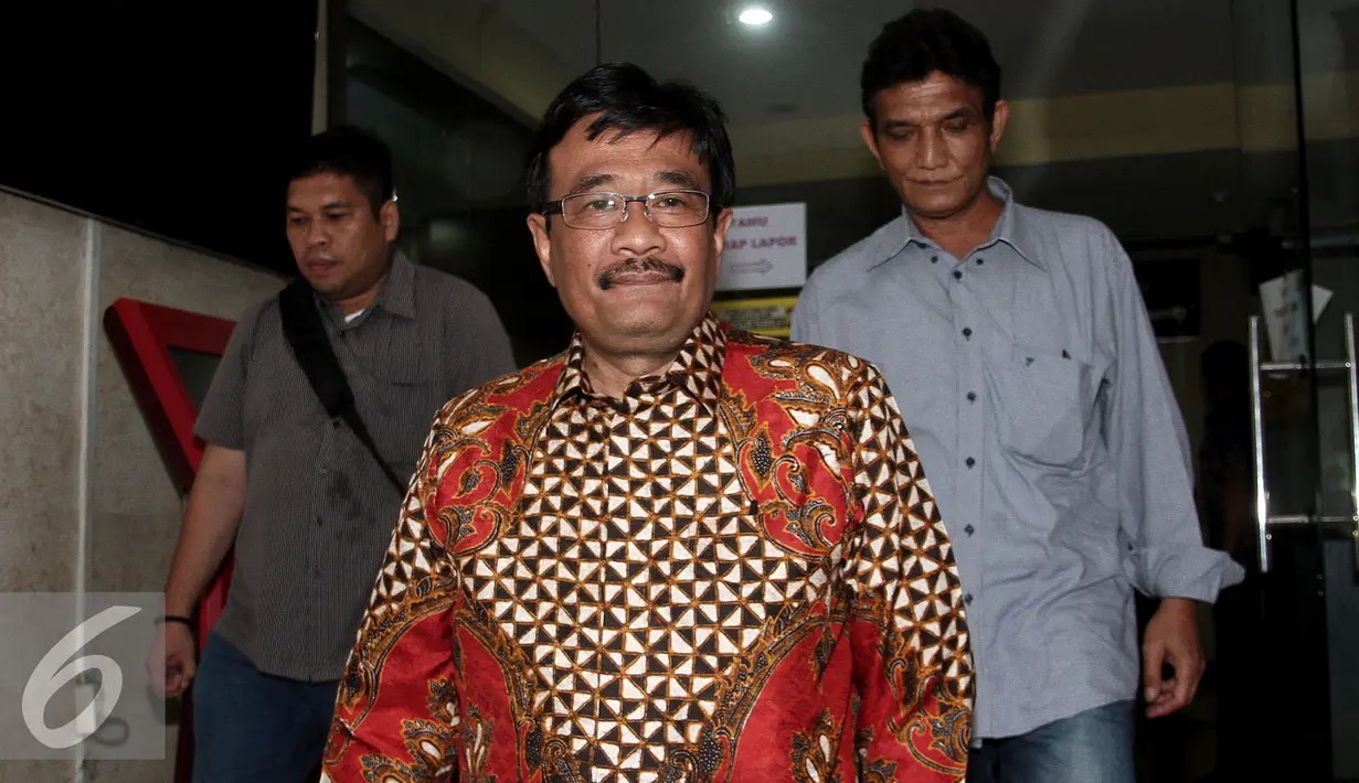 Wagub DKI Jakarta, Djarot Saiful Hidayat usai menjalani pemeriksaan di Bareskrim Polri, Jakarta, Jumat (22/7). Djarot diperiksa terkait kasus dugaan gratifikasi yang diterima Dinas Perumahan dan Gedung Pemprov DKI Jakarta. (Liputan6.com/Johan Tallo) 