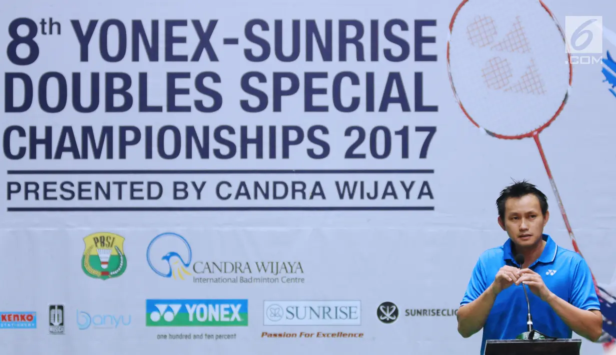 Mantan pebulutangkis, Candra Wijaya memberi sambutan jelang penyerahan penghargaan kepada tokoh dan atlet bulutangkis berprestasi versi CWIBC di Candra Wijaya Internasional Badminton Centre, Tangerang, Selasa (19/12). (Liputan6.com/Helmi Fithriansyah)