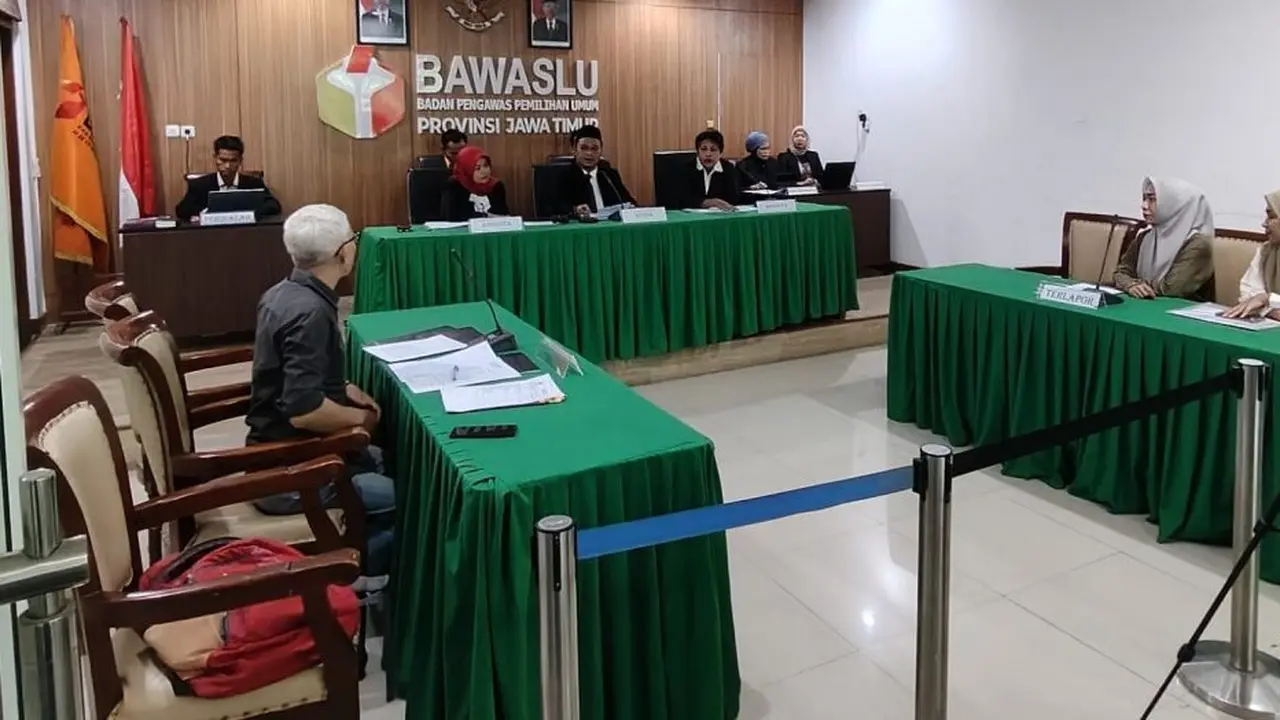 Sidang pelanggaran administratif Kondang Kusumaning Ayu di Bawaslu Jatim. (Doto: Bawaslu Jatim)