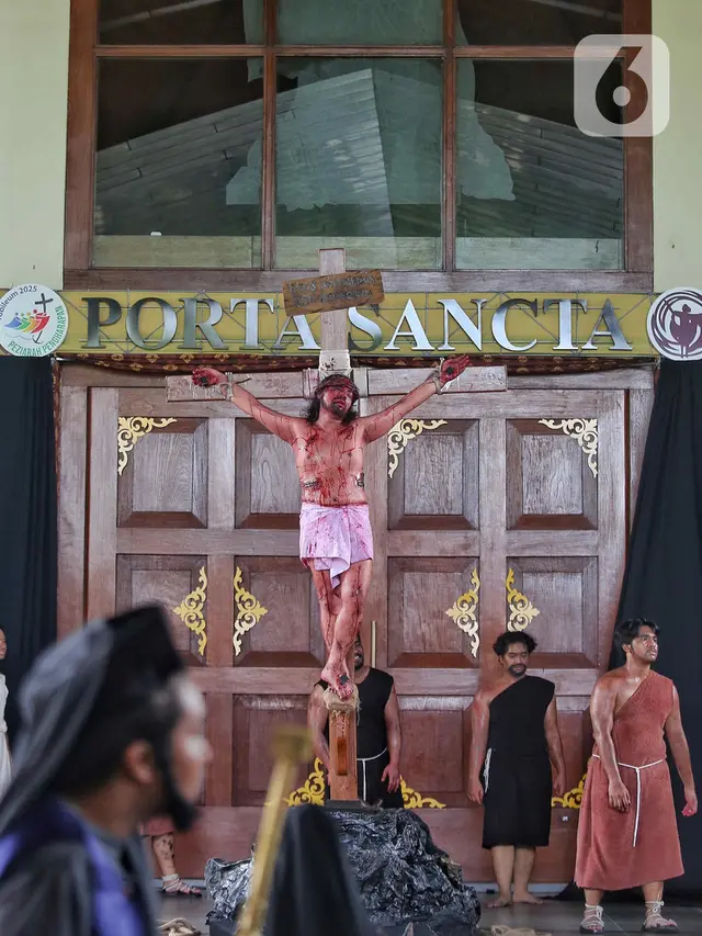 Memperingati Jumat Agung, Umat Katolik Gelar Teatrikal Tablo Jalan Salib