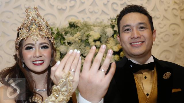 Gilang Dirga Dan Adiezty Pilih Benua Biru Untuk Bulan Madu Showbiz Liputan6 Com