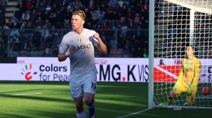 Pemain Napoli , Rasmus Hojlund, melakukan selebrasi setelah mencetak gol ke gawang Cremonese yang dijaga Emil Audero pada laga lanjutan Liga Italia di Stadion Giovanni Zini, Cremona, Minggu (28/12/2025) malam WIB. (Alberto Mariani/LaPresse via AP)