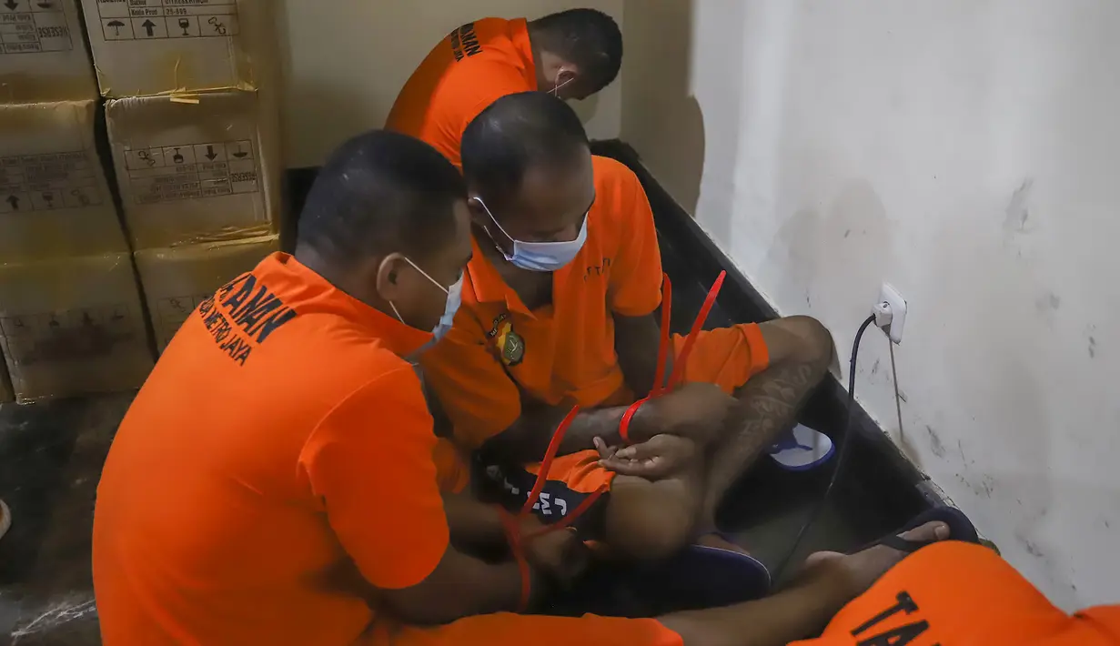 Sebelumnya, Muhammad Ilham Pradipta diculik dari parkiran supermarket di Pasar Rebo, Jakarta Timur, pada Rabu (20/8/2025). Keesokan harinya, pada Kamis (21/8/2025), Ilham Pradipta ditemukan tewas di semak-semak di Serang Baru, Kabupaten Bekasi, dengan kondisi wajah, kaki, dan tangan terikat lakban hitam. (merdeka.com/Arie Basuki)