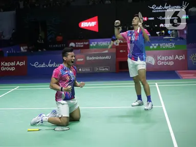 Pebulu tangkis ganda putra Indonesia, Pramudya Kusumawardana/Yeremia Rambitan berselebrasi usai mengalahkan Lee Yang/Wang Chi Lin dari Taipe dalam babak 16 besar East Ventures Indonesia Open 2022 di Istora Senayan, Jakarta, Kamis (16/6/2022). Pramudya/Yeremia menang dengan skor 21-16, 17-21 dan 21-14. (Liputan6.com/Faizal Fanani)