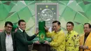 Pengurus PKB memberikan cinderamata kepada Partai golkar Munas Ancol atas kunjungan Safari politik mereka ke  ke DPP PKB, Jalan Raden Saleh, Jakarta. Rabu (18/3/2015). (Liputan6.com/Johan Tallo)
