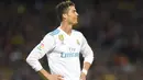 Bintang Real Madrid, Cristiano Ronaldo menempati posisi kedua top scorer La Liga Santander 2017-2018. Ronaldo mengoleksi 26 gol atau tertinggal delapan gol dari Lionel Messi. (AFP/Lluis Gene)