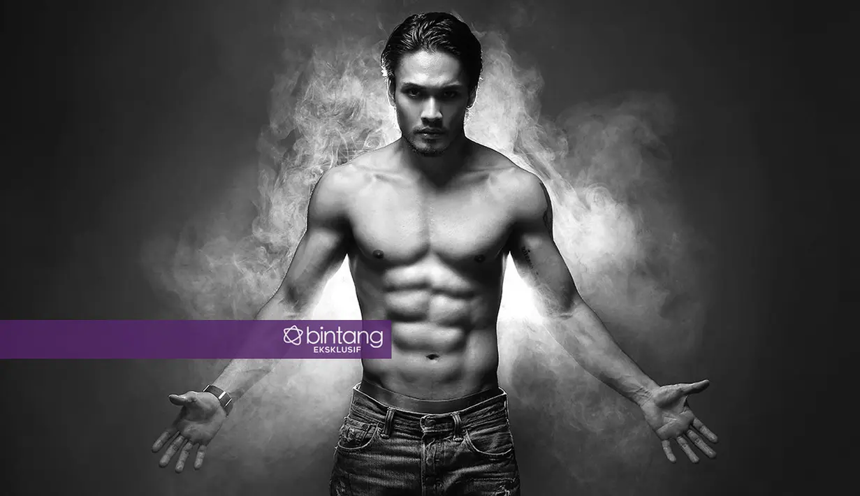 Selama 7 tahun terakhir, ternyata Randy Pangalila membentuk badannya agar lebih berotot. Bahkan ia akan mengeluarkan metode olahraga ala Randy Pangalila. (Foto: Bambang E Ros, Stylist: Indah Wulansari, DI: Muhammad Iqbal Nurfajri/Bintang.com)
