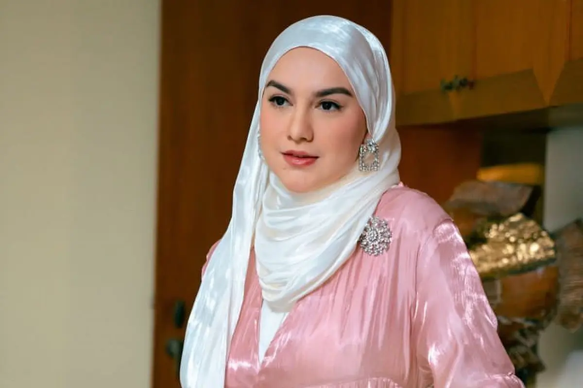 Citra Kirana dan Irish Bella Kenakan Dress Shimmer