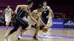 Pebasket Indonesia, Abraham Damar Grahita , berusaha melewati pebasket Korea Selatan pada laga Asian Games 2018 di Hall Basket GBK, Selasa (14/8/2018). (Bola.com/Peksi Cahyo)