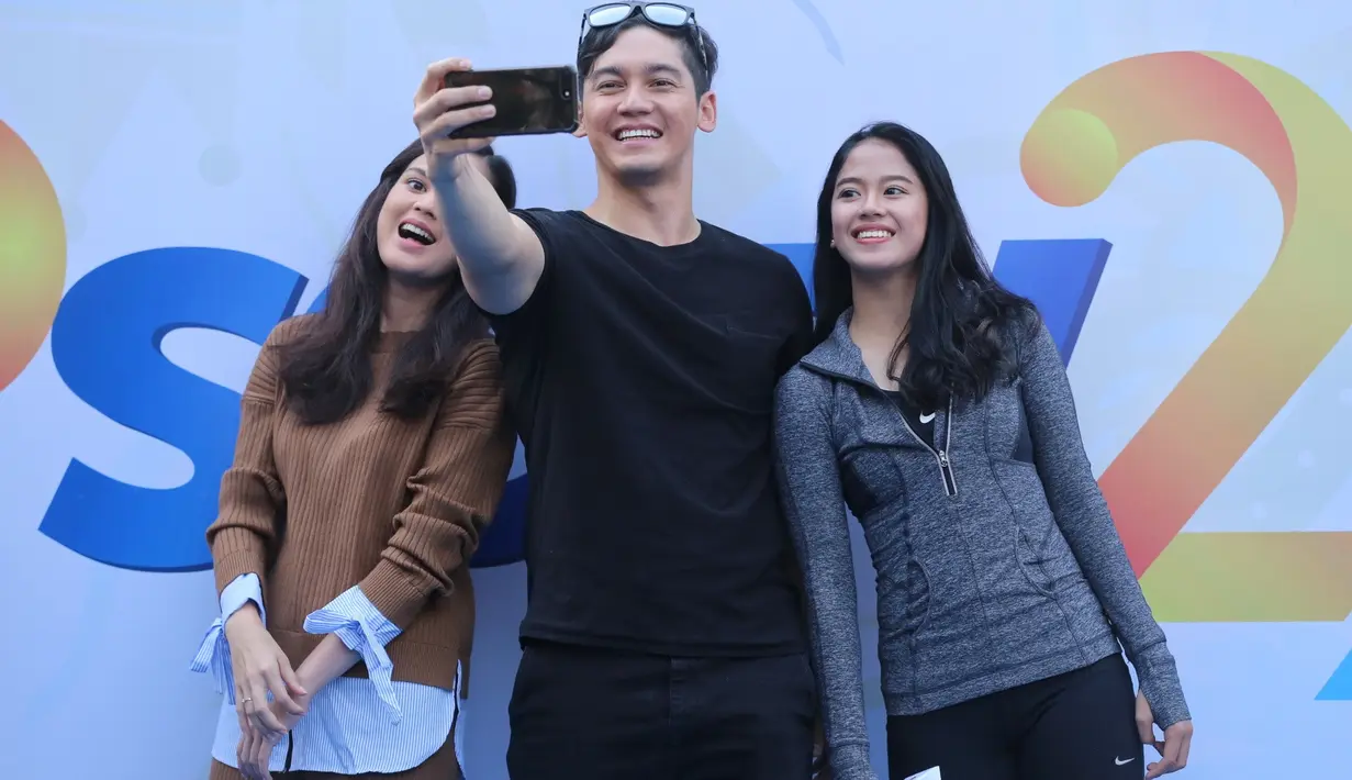 Bukan hanya itu, Samuel pun bercerita bahwa dirinya mengalami masuk angin hingga terserang penyakit diare. Hal ini disebabkan karena busana pakaiannya yang terbuka selama memainkan perannya. (Adrian Putra/Bintang.com)