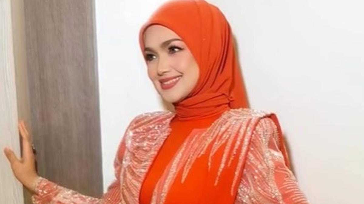 6 Potret Elegan Siti Nurhaliza dalam Balutan Blazer Berkilau di Pestapora 2025