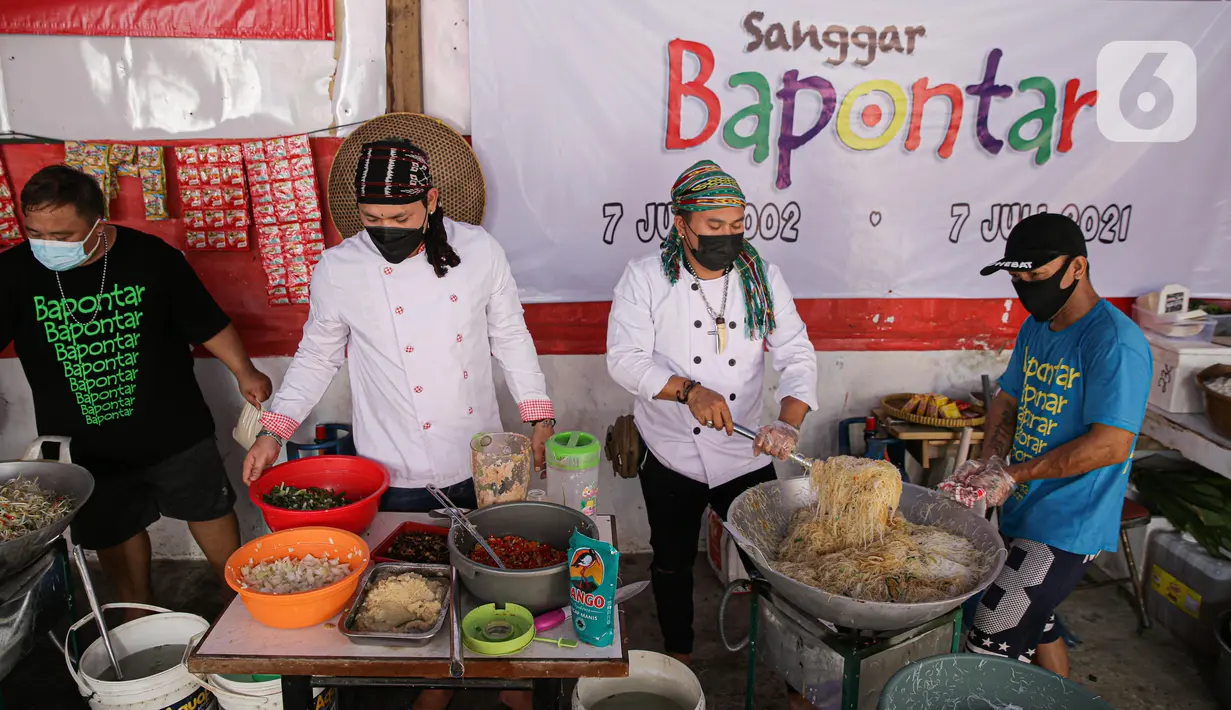 Relawan memasak makanan di dapur umum peduli COVID-19 di kawasan Karet Semanggi, Jakarta, Selasa (13/7/2021). Warga Karet Semanggi mendirikan dapur umum untuk membantu mereka yang sedang isolasi mandiri dan terdampak kebijakan PPKM Darurat. (Liputan6.com/Faizal Fanani)