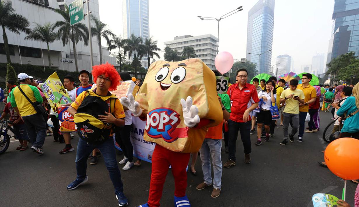 Berbagai kostum unik perwakilan dari salah satu perusahaan ikut dalam meramaikan Parade Simpatik Hari Pelanggan Nasional di kawasan Bundaran HI, Jakarta,  Minggu (7/9/14). (Liputan6.com/Johan Tallo)