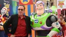 Tim Allen berpose dengan karakternya Buzz Lightyear ketika ia tiba menghadiri pemutaran perdana film "Toy Story 4" di El Capitan di Los Angeles (11/6/2019). (AP Photo/Chris Pizzello)