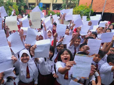 Siswa-siswi menunjukan surat untuk Presiden RI. Joko Widodo di SDN Sukasari 4 Kota Tangerang, Selasa, (29/16). Isi Surat tersebut meminta kepada Jokowi agar prihatin dengan keberadaan generasi muda Indonesia. (Liputan6.com/Faisal R Syam)
