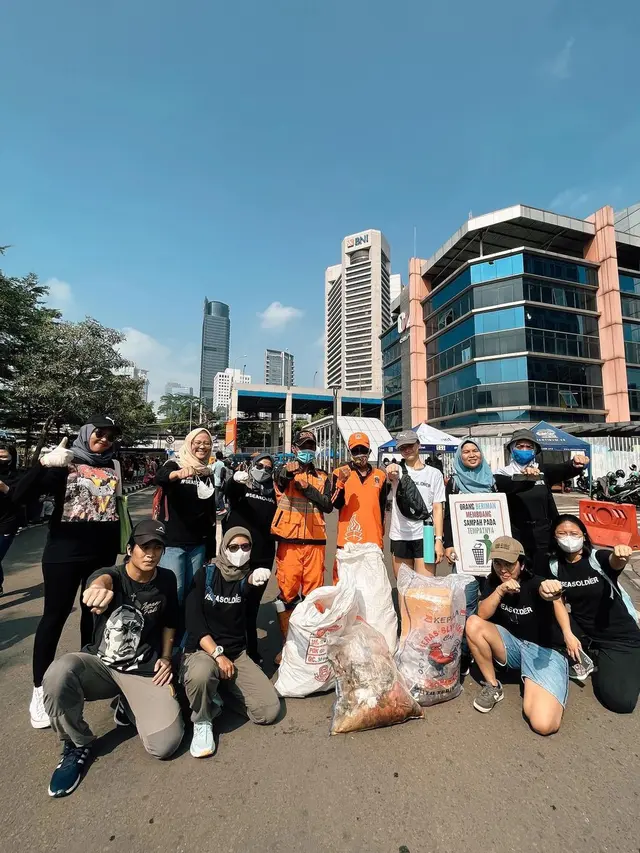 6 Aksi Angela Gilsha Punguti Sampah di Area Citayam Fashion Week Ini Banjir Pujian