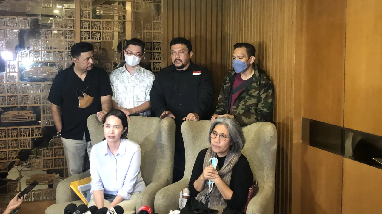 Anggota DPR RI Fraksi PDIP Indah Kurnia bersama keluarga