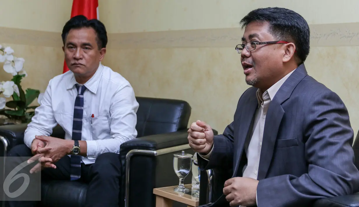 Presiden PKS Sohibul Iman (kanan) saat menerima kunjungan Yusril Ihza Mahendra di DPP PKS Jakarta, Selasa (22/3). Pertemuan tersebut membahas dan menyamakan visi tentang kepemimpinan DKI Jakarta dalam pilkada 2017 mendatang. (Liputan6.com/Yoppy Renato)