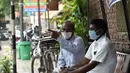 Pria yang mengenakan masker duduk di bangku umum di Ahmedabad, India, Senin (17/8/2020). Kasus kematian akibat Covid-19 di India telah melewati 50 ribu pada Senin (17/8), dengan kawasan pedesaan dan kota kecil yang lemah dalam sistem kesehatan menjadi daerah terdampak paling parah. (SAM PANTHAKY/AFP