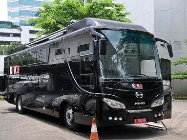 Komisi Pemberantasan Korupsi (KPK) meluncurkan bus anti korupsi di halaman parkir Gedung KPK, Jakarta, (14/10/14). (Liputan6.com/Miftahul Hayat)