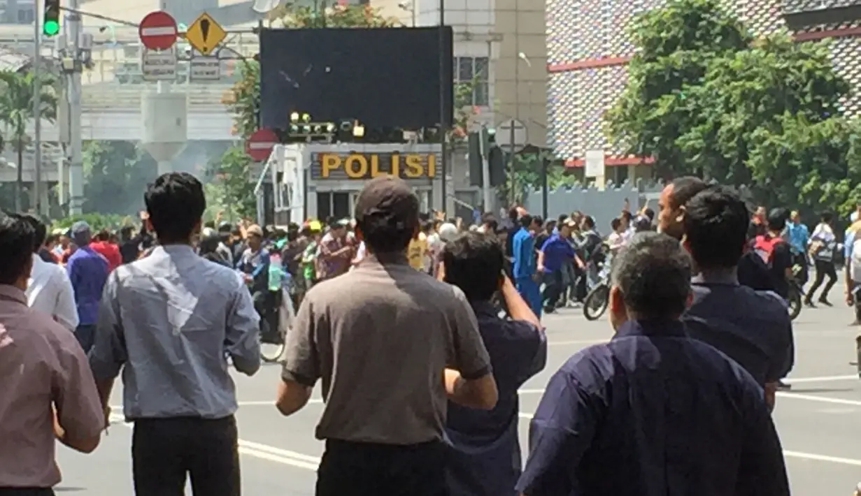 Pos polisi yang ramai dikerumuni oleh orang-orang, pasca ledakan kondisi lalu lintas di Sarinah pun disterilkan. (sumber: istimewa)