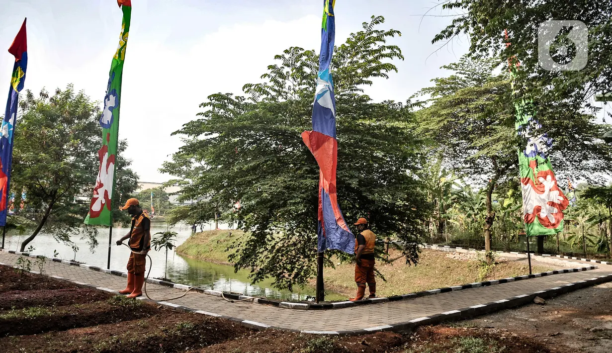 Petugas PPSU saat melakukan perawatan tanaman di sekitar Waduk Setu, Cipayung, Jakarta, Selasa (28/7/2020). Pemerintah Kota (Pemkot) Jakarta Timur akan menjadikan Waduk Setu sebagai pusat ekowisata yang ditargetkan terwujud pada Oktober mendatang. (merdeka.com/Iqbal S. Nugroho)
