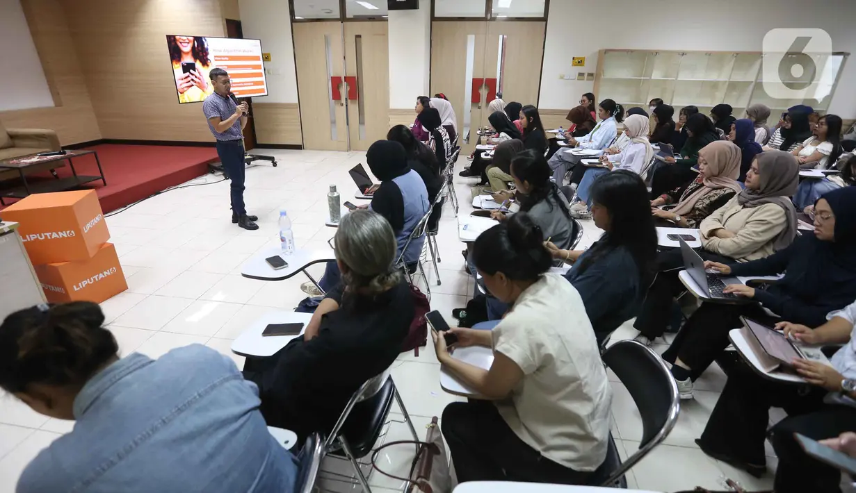 Menurut Eko Setiawan, setiap platform memiliki karakter pengguna yang berbeda, sehingga cara penyampaian pesan perlu disesuaikan. Tampak dalam foto, Social Media Manager KapanLagi Youniverse, Eko Setiawan, saat memberikan presentasi materi pada program Liputan6.com Connect di kampus Vokasi Universitas Indonesia, Depok, Jawa Barat pada 11 November 2025. (Liputan6.com/Helmi Fithriansyah)
