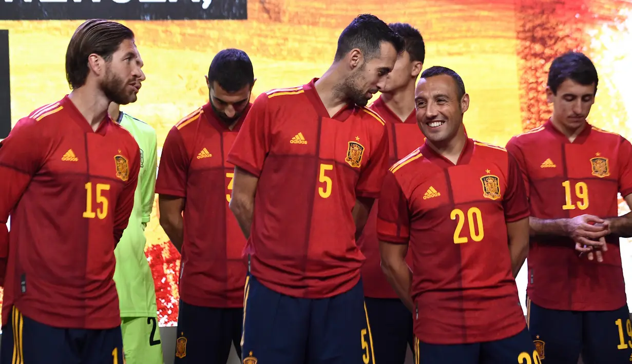 Pemain Timnas Spanyol Sergio Ramos (kiri) serta Sergio Busquets (tengah) dan Santi Cazorla (kanan) saat presentasi jersey baru untuk Piala Eropa 2020 di Las Rozas de Madrid, Spanyol, Selasa (12/11/2019). Timnas Spanyol memperkenalkan jersey baru untuk menyambut Piala Eropa 2020. (OSCAR DEL POZO/AFP)
