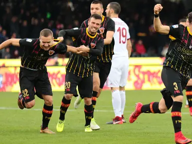 Striker Benevento, George Puscas, merayakan gol yang dicetaknya ke gawang AC Milan pada laga Serie A Italia di Stadion Ciro Vigorito, Benevento, Minggu (3/12/2017). Kedua klub bermain imbang 2-2. (AFP/Carlo Hermann)