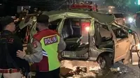 Sebuah mobil Daihatsu Espass mengalami ringsek usai kecelakaa tunggal di Jalan Babakan Siliwangi, Kota Bandung, Minggu (8/8/2021). (Foto: Istimewa)