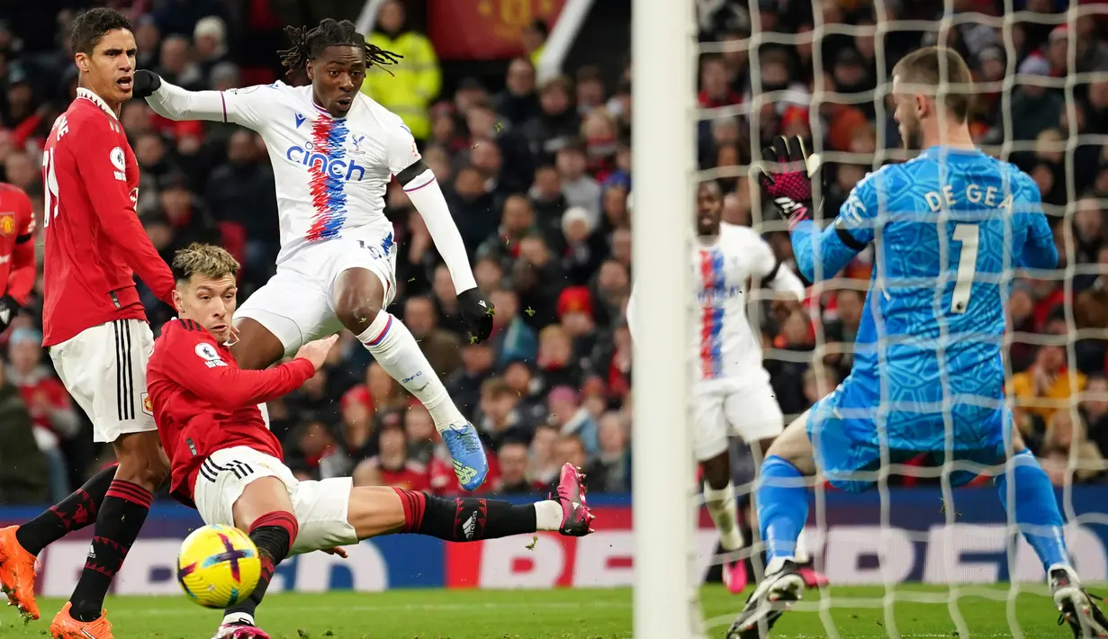 Pemain Crystal Palace Eberechi Eze (ketiga kiri) menendang bola saat melawan Manchester United pada pertandingan sepak bola Liga Inggris di Stadion Old Trafford, Manchester, Inggris, 4 Februari 2023. Manchester United mengalahkan Crystal Palace dengan skor 2-1. (AP Photo/Dave Thompson)