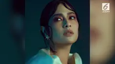 Dian Sastro mengunggah foto di Instagram dengan riasan yang tidak biasa sehingga membuat penampilannya berbeda.
