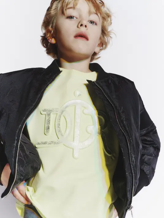 Ada juga jaket denim hitam dan koleksi kaus putih dengan grafis Dior. [Foto: Dior]