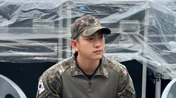 "Kalian semua pasti sangat terkejut setelah membaca berita wamilku. Seperti yang telah diungkapkan, aku akan mendaftar wajib militer pada 8 Mei untuk memenuhi tugas," tulisnya pada April lalu. (Foto: Instagram/ jinyoung_0922jy)
