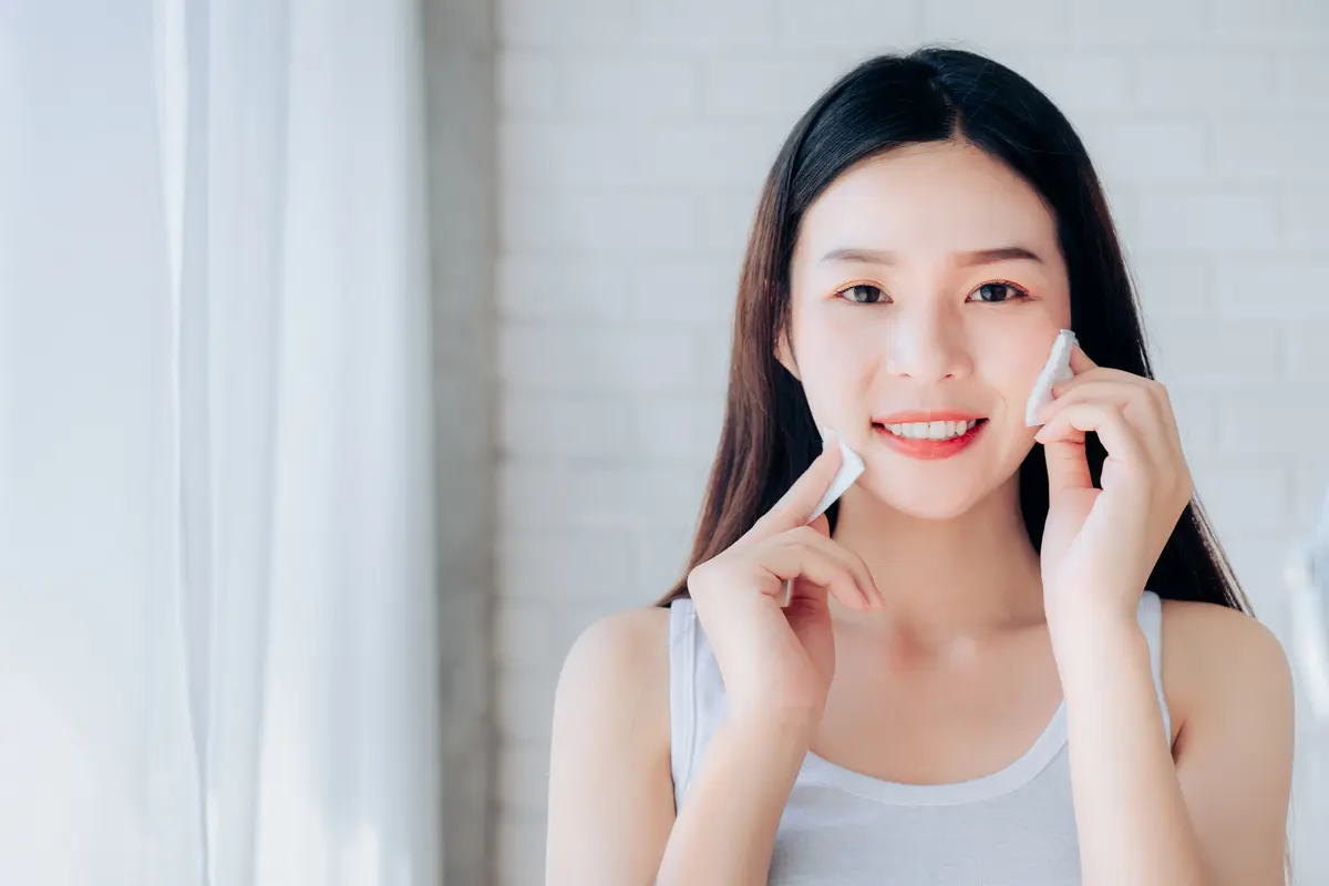 Suka banget sih waktu menggunakan makeup karena merasa cantik maksimal. (c)shutterstock