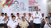 Bakal Calon Presiden petahana, Joko Widodo (berdiri) mengumumkan penetapan Ketua Dewan Pengarah Tim Kampanye, Jusuf Kalla (kedua kiri depan) dan Ketua Tim Kampanye Nasional, Erick Thohir di Jakarta, Jumat (7/9). (Liputan6.com/Helmi Fithriansyah)